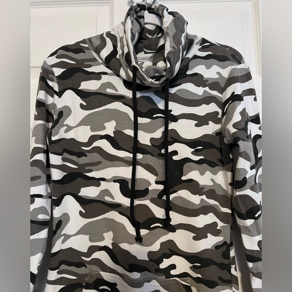 Lily & Lottie Black And White Camo Cowl Neck Medium - Picture 2 of 4